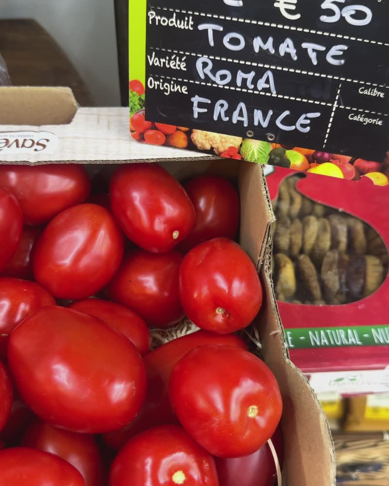 Cageot de tomates Roma et son ardoise : produit tomate, variété Roma, origine France.